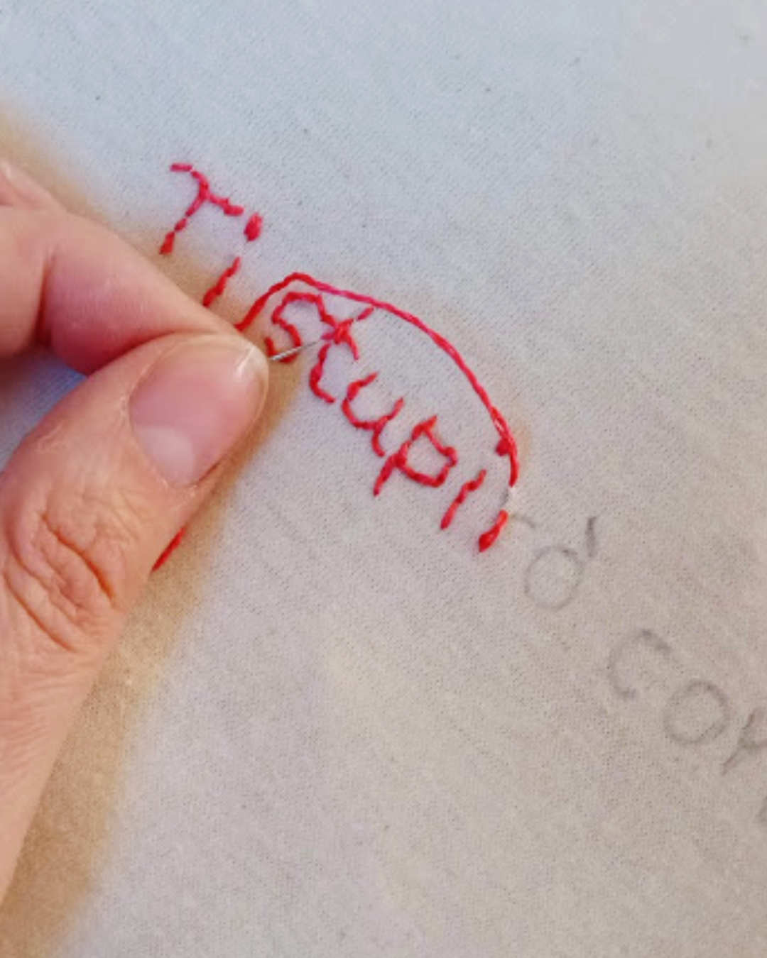 T-shirt Artigianale in Cotone Organico - "Ti stupirò con difetti speciali"