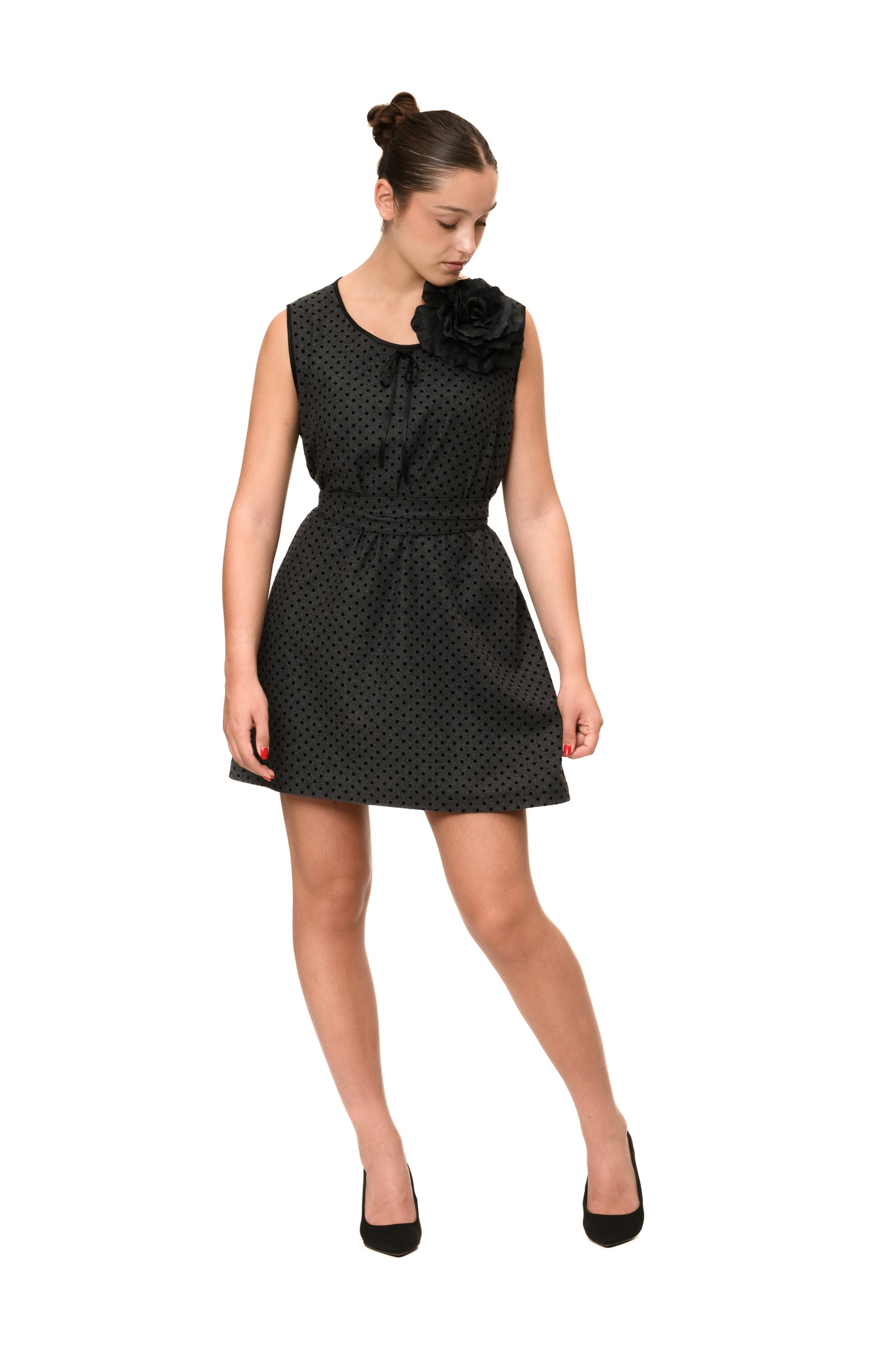 Abito corto nero a pois, tessuto in lana