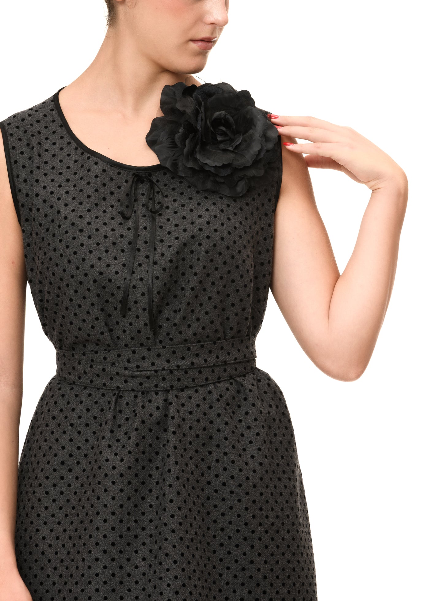 Spilla fiore in tessuto nero – Accessorio sartoriale elegante