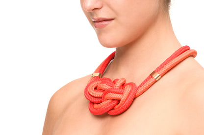 Collana artigianale intrecciata rossa – Nodo doppio