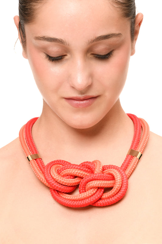 Collana artigianale intrecciata rossa – Nodo doppio