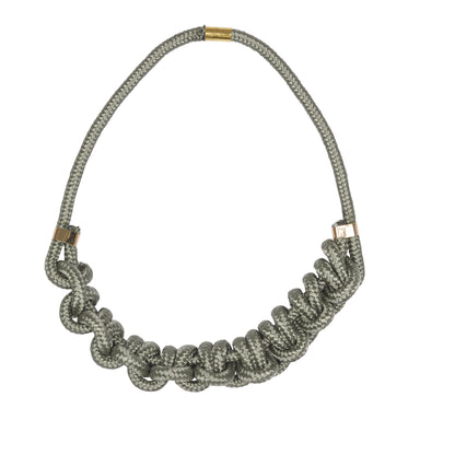 Collana artigianale intrecciata rossa – Nodo doppio