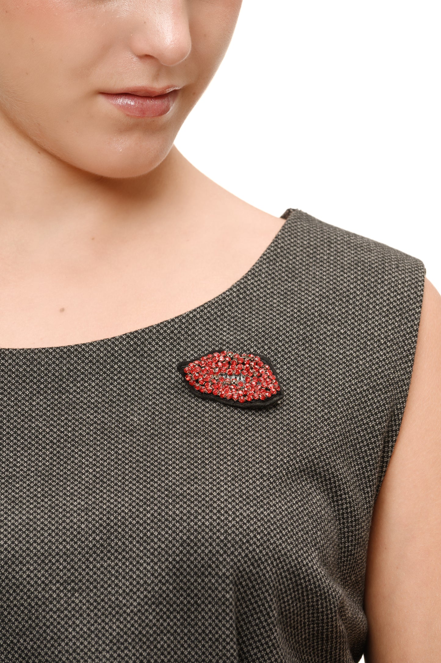 Spilla ricamata a mano con perline a forma di bocca – Accessorio moda originale