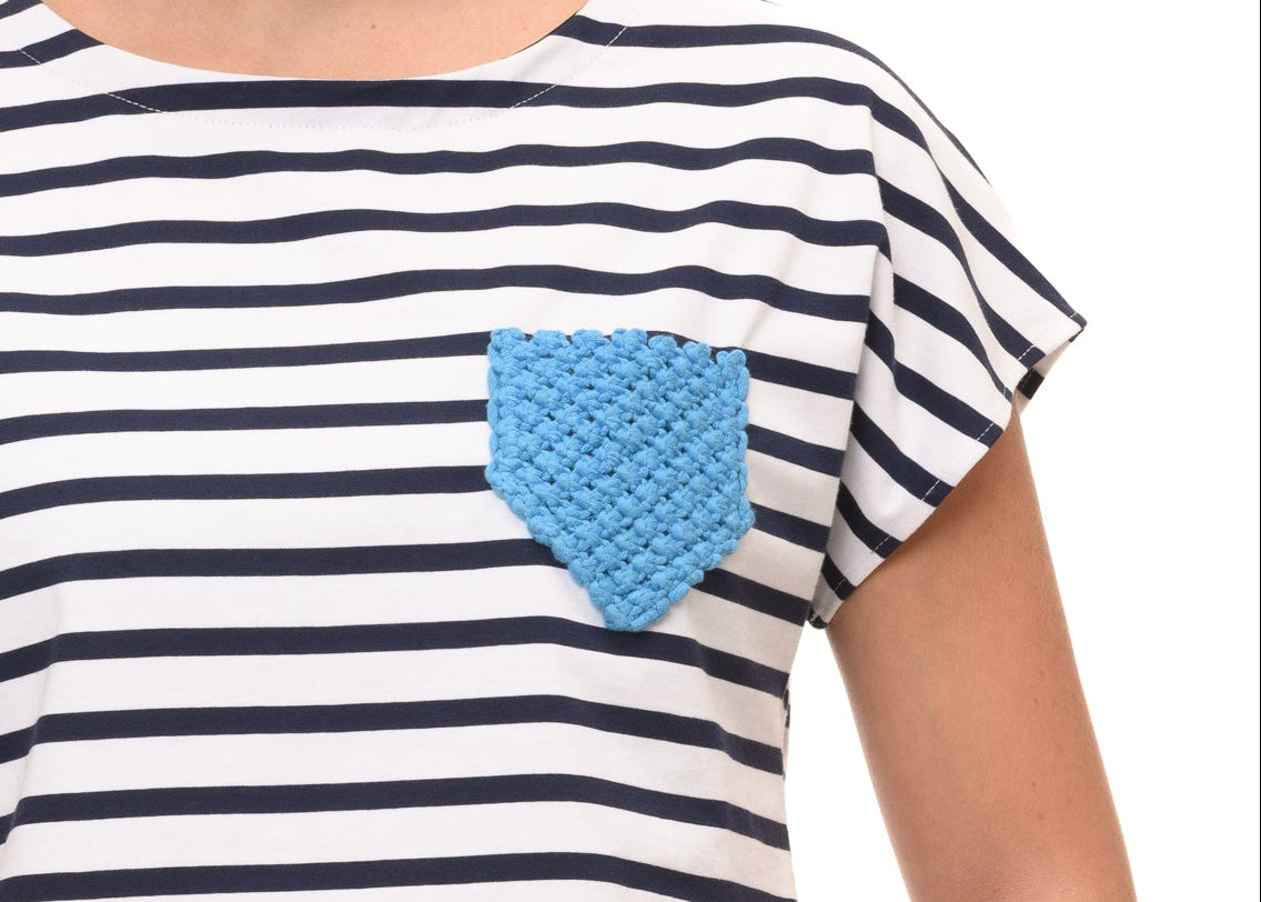 T-shirt a Righe "Navy Style" con Taschino in Macramè Fatto a Mano